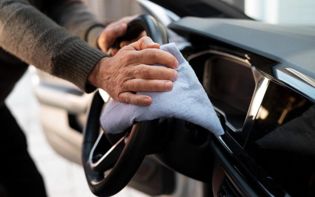 Czyszczenie podsufitki samochodowej